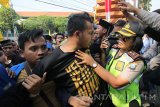 Sejumlah polisi berusaha menghadang sejumlah mahasiswa  dari Pergerakan Mahasiswa Islam Indonesia (PMII) yang menerobos masuk ke Gedung DPRD Jatim, Surabaya, Jawa Timur, Rabu (16/8). Unjuk rasa menolak penerapan 'Full Day School' itu berlangsung ricuh. Antara Jatim/Didik Suhartono/zk/17