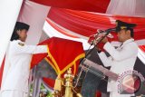 Wali Kota Bogor Bima Arya Sugiarto (kanan) menyerahkan bendera merah putih kepada petugas saat menjadi Inspektur Upacara  Peringatan HUT ke-72 Proklamasi Kemerdekaan RI Tahun 2017, di Lapangan Sempur, Kota Bogor, Jawa Barat. (ANTARA FOTO/M.Tohamaksun).