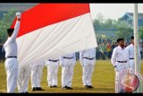 Terpidana kasus terorisme Umar Patek (kanan) membawa bendera ketika menjadi pengibar Bendera Merah Putih saat upacara memperingati HUT ke-72 RI di Lapas Porong, Sidoarjo, Jawa Timur, Kamis (17/8). Terpidana 20 tahun penjara atas kasus-kasus terorisme, seperti bom Bali I pada 2002 dan bom malam Natal pada 2000 tersebut menjadi pengibar Bendera Merah Putih untuk peringatan Hari Kemerdekaan. Antara Foto/Umarul Faruq/nym/2017.