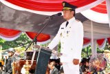 Wali Kota Bogor Bima Arya Sugiarto menekan tombol sirine saat menjadi Inspektur Upacara pada Peringatan HUT ke-72 Proklamasi Kemerdekaan RI Tahun 2017, di Lapangan Sempur, Kota Bogor, Jawa Barat. (ANTARA FOTO/M.Tohamaksun).