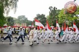 Petugas Paskibraka berbaris dari halaman balai Kota Bogor Jawa Barat melalui depan Istana Bogor menuju lapangan Sempur untuk mengikuti upacara peringatan HUT Ke-72 Kemerdekaan RI tahun 2017. (ANTARA FOTO/M.Tohamaksun).