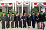Sekda Kota Bogor Jawa Barat Ade Sarip Hidayat (lima dari kanan) usai menjadi Inspektur Upacara peringatan HUT Ke-72 Kemerdekaan RI tahun 2017, di halaman Balai Kota Bogor. (ANTARA FOTO/M.Tohamaksun).