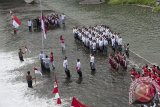 Ratusan warga mengikuti upacara bendera untuk memperingati HUT ke-72 Proklamasi Kemerdekaan Indonesia di Sungai Unda, Klungkung, Bali, Kamis (17/8). Kegiatan yang melibatkan warga lintas agama tersebut untuk memperkuat persatuan, menjaga keutuhan NKRI dan sebagai kampanye kepedulian terhadap lingkungan khususnya sungai yang menjadi obyek wisata itu. Antara Bali/Nyoman Budhiana/nym/2017.