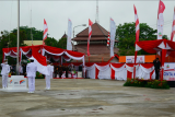 Pelaksanaan upacara peringatan HUT ke-72 RI di halaman Pelindo II Pontianak, Kalimantan Barat, Kamis (17/8), dihadiri sekitar 400 peserta yang terdiri dari Komisaris Utama IPC, perwakilan Kementerian BUMN, karyawan Pelabuhan Pontianak, perwakilan stakeholder Pelabuhan Pontianak, Pemda, Legiun Veteran, dan peserta Siswa Mengenal Nusantara di Pontianak. (Foto Istimewa/Humas Pelindo II Pontianak)
