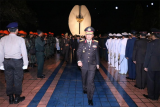 Kepala Kepolisian Daerah Kalimantan Barat, Irjen (Pol) Erwin Triwanto, memimpin jalannya kegiatan upacara kehormatan dan renungan suci dalam rangka memperingati Hari Ulang Tahun (HUT) ke-72 RI. (Foto Istimewa)