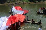 Sejumlah warga mengibarkan bendera panjang 45 meter selebar 17 meter di perairan Bengawan Solo di Kabupaten Bojonegoro, Jawa Timur, Kamis (17/8). Untuk membentangkan bendera di air dilakukan delapan perenang dengan bantuan warga usai upacara HUT ke-72 RI yang digelar warga dua desa di bantaran Bengawan Solo. Antara Jatim/Slamet Agus Sudarmojo/zk/17