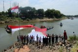 Sejumlah warga mengibarkan bendera panjang 45 meter selebar 17 meter di perairan Bengawan Solo di Kabupaten Bojonegoro, Jawa Timur, Kamis (17/8). Untuk membentangkan bendera di air dilakukan delapan perenang dengan bantuan warga usai upacara HUT ke-72 RI yang digelar warga dua desa di bantaran Bengawan Solo. Antara Jatim/Slamet Agus Sudarmojo/zk/17