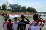 Sejumlah warga mengibarkan bendera panjang 45 meter selebar 17 meter di perairan Bengawan Solo di Kabupaten Bojonegoro, Jawa Timur, Kamis (17/8). Untuk membentangkan bendera di air dilakukan delapan perenang dengan bantuan warga usai upacara HUT ke-72 RI yang digelar warga dua desa di bantaran Bengawan Solo. Antara Jatim/Slamet Agus Sudarmojo/zk/17