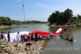 Sejumlah warga mengibarkan bendera panjang 45 meter selebar 17 meter di perairan Bengawan Solo di Kabupaten Bojonegoro, Jawa Timur, Kamis (17/8). Untuk membentangkan bendera di air dilakukan delapan perenang dengan bantuan warga usai upacara HUT ke-72 RI yang digelar warga dua desa di bantaran Bengawan Solo. Antara Jatim/Slamet Agus Sudarmojo/zk/17