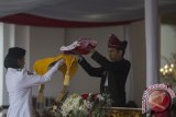 Presiden Joko Widodo (kanan) menyerahkan duplikat Sang Saka Merah Putih kepada Pembawa Bendera Merah Putih Fariza Putri Salsabila (kiri) disaksikan Ibu Negara Iriana Joko Widodo (kanan) dalam upacara peringatan detik-detik proklamasi kemerdekaan RI di Istana Merdeka, Jakarta, Kamis (17/8/2017). HUT ke-72 RI mengambil tema Indonesia Kerja Bersama. (ANTARA/Rosa Panggabean)