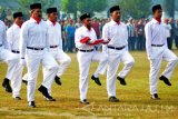 Terpidana kasus terorisme Umar Patek (ketiga kanan) membawa bendera ketika menjadi pengibar bendera merah putih saat upacara memperingati Kemerdekaan RI ke-72 di Lapas Porong, Sidoarjo, Jawa Timur, Kamis (17/8). Umar Patek yang merupakan terpidana kasus teroris dan divonis 20 tahun penjara karena terlibat dalam sejumlah kasus teror bom, seperti bom Bali I pada 2002 dan bom malam Natal pada 2000 tersebut menjadi pengibar bendera merah putih untuk peringatan Hari Kemerdekaan pertama kali sebagai bentuk rasa cinta kepada Indonesia. Antara jatim/Umarul Faruq/zk/17