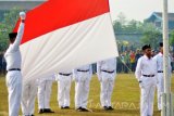 Terpidana kasus terorisme Umar Patek (kanan) menjadi pengibar bendera merah putih saat upacara memperingati Kemerdekaan RI ke-72 di Lapas Porong, Sidoarjo, Jawa Timur, Kamis (17/8). Umar Patek yang merupakan terpidana kasus teroris dan divonis 20 tahun penjara karena terlibat dalam sejumlah kasus teror bom, seperti bom Bali I pada 2002 dan bom malam Natal pada 2000 tersebut menjadi pengibar bendera merah putih untuk peringatan Hari Kemerdekaan pertama kali sebagai bentuk rasa cinta kepada Indonesia. Antara Jatim/Umarul Faruq/zk/17