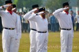 Terpidana kasus terorisme Umar Patek (tengah) memberi hormat ketika menjadi pengibar bendera merah putih saat upacara peringatan Kemerdekaan RI ke-72 di Lapas Porong, Sidoarjo, Jawa Timur, Kamis (17/8). Umar Patek yang merupakan terpidana kasus teroris dan divonis 20 tahun penjara karena terlibat dalam sejumlah kasus teror bom, seperti bom Bali I pada 2002 dan bom malam Natal pada 2000 tersebut menjadi pengibar bendera merah putih untuk peringatan Hari Kemerdekaan pertama kali sebagai bentuk rasa cinta kepada Indonesia. Antara Jatim/Umarul Faruq/zk/17