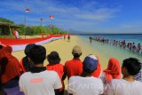 Sejumlah warga mengikuti upacara bendera di Pantai Pulau Tabuhan, Banyuwangi, Jawa Timur, Kamis (17/8). Upacara bendera untuk memperingati HUT Ke-72 RI tersebut, diikuti berbagai Komunitas Peduli lingkungan, nelayan dan wisatawan guna menjaga kekompakan dalam menjaga kemaritiman. Antara Jatim/Budi Candra Setya/zk/17.