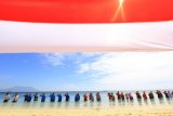 Sejumlah warga mengikuti upacara bendera di Pantai Pulau Tabuhan, Banyuwangi, Jawa Timur, Kamis (17/8). Upacara bendera untuk memperingati HUT Ke-72 RI tersebut, diikuti berbagai Komunitas Peduli lingkungan, nelayan dan wisatawan guna menjaga kekompakan dalam menjaga kemaritiman. Antara Jatim/Budi Candra Setya/zk/17.