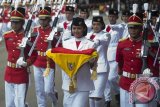 Pembawa Bendera Merah Putih Fariza Putri Salsabila (tengah) membawa duplikat Sang Saka Merah Putih dalam upacara peringatan detik-detik proklamasi kemerdekaan RI di Istana Merdeka, Jakarta, Kamis (17/8/2017). HUT ke-72 RI mengambil tema Indonesia Kerja Bersama. (ANTARA/Rosa Panggabean)