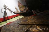 Dalang Ardi Purbo Antoro membawakan lakon Satria Tripama dalam Pagelaran Wayang Kulit di Klenteng En Ang Kiong, Malang, Jawa Timur, Rabu (16/7) malam. Pagelaran wayang kulit tersebut sengaja diadakan sebagai bahan renungan atau refleksi peringatan HUT Kemerdekaan RI Ke-72 melalui keragaman budaya. Antara Jatim/Ari Bowo Sucipto/zk/17.