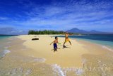 Bocah bermain di Pantai Pulau Tabuhan, Banyuwangi, Jawa Timur, Kamis (17/8). Pulau Tabuhan yang memiliki luas sekitar 5 hektar dan tidak berpenghuni itu menyimpan keindahan panorama pantai berpasir putih dan pegunungan dan hanya bisa ditempuh menggunakan kapal. Antara Jatim/Budi Candra Setya/zk/17.