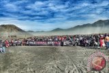 Pengibaran 1.000 bendera YNCI dilakukan oleh ribuan bikers dari seluruh Indonesia, dan MEN (Mex Explorer Indonesia) di Bromo. (ist)