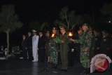 Komandan Korem 045 Garuda Jaya, Kolonel Inf Abdurrahman saat membacakan amanat pada Apel Malam Kehormatan dan Renungan Suci yang diselenggarakan di Taman Makam Pahlawan Pawitralaya Kota Pangkalpinang, Kamis (17/8/2017) dini hari. (antarababel.com/Try Mustika Hardi)