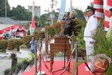 Wakil Wali Kota Pangkalpinang M Sopian bertindak sebagai inspektur upacara pada acara Penurunan Bendera Merah Putih  di halaman Kantor Wali Kota Pangkalpinang, Kamis (17/8/2017). (antarababel.com/Try Mustika Hardi) 
