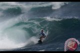 Peselancar Indonesia unjuk ketangkasan berselancar di tengah gulungan ombak dalam World Surfing League 2017 di Pantai Watukarung, Pacitan, Jawa Timur, Jumat (18/8). Kompetisi selancar tingkat dunia dalam rangkaian Pesona Hello Pacitan 2017 diikuti sedikitnya 40 peselancar profesional dari 14 negara termasuk Indonesia. Antara Foto/Destyan Sujarwoko/nym/2017.