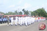 Pasukan pengibar bendera saat akan mengibarkan Bendera Merah Putih pada Upacara Detik-Detik Proklamasi Kemerdekaan Republik Indonesia di halaman Kantor Wali Kota Pangkalpinang, Kamis (17/8/2017). (antarababel.com/Try Mustika Hardi)