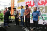 Wali Kota Kediri Abdullah Abu Bakar saat pembukaan pameran keris 