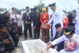 Wali Kota Pangkalpinang M Irwansyah (ketiga kanan) didampingi istri saat akan menaburkan bunga di salah satu makam pahlawan pada acara Upacara Ziarah Nasional di Taman Makam Pahlawan Pawitralaya Kota Pangkalpinang, Kamis (17/8/2017) siang. (antarababel.com/Try Mustika Hardi)