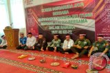 Wali Kota Pangkalpinang M Irwansyah (Batik Coklat) saat menghadiri doa bersama 171717 yang diselenggarakan oleh Korem 045 Garuda Jaya di Rumah Dinas Wali Kota Pangkalpinang, Kamis (17/8/2017). Acara doa bersama tersebut dipimpin langsung oleh Dandrem Kolonel Inf Abdurrahman. (antarababel.com/Try Mustika Hardi)