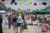 Sejumlah wisatawan melintas di antara anjungan kuliner di arena Festival Kuta Sea Sand Land, Pantai Kuta, Bali, Jumat (18/8). Festival yang pertama kalinya di Pantai Kuta tersebut diisi dengan berbagai atraksi wisata, kesenian dan kuliner untuk meningkatkan kunjungan turis sekaligus memeriahkan HUT ke-72 Proklamasi Kemerdekaan Indonesia. Antara Bali/Nyoman Budhiana/nym/2017.