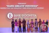 Ibu Negara Iriana Jokowi (kelima kanan) didampingi Istri Wapres Mufidah Jusuf Kalla (kelima kiri), Gubernur BI Agus Martowardojo (ketiga kanan), Menteri Koperasi dan UKM, Anak Agung Puspayoga (keempat kiri) dan Kepala Bekraf Triawan Munaf (ketiga kiri) mebuka Pameran Karya Kreatif Indonesia di JCC, Jakarta, Jumat (18/8). Pameran tersebut menampilkan kain dan kerajinan UMKM binaan Bank Indonesia. ANTARA FOTO/Akbar Nugroho Gumay/wdy/17