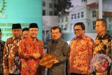 Wakil Presdien Jusuf Kalla (ketiga kiri), menerima buku 'Ekonomi Pancasila' dari Ketua MPR Zulkifli Hasan (kedua kiri) disaksikan Ketua Mahkamah Konstitusi (MK) Arief Hidayat (kiiri), Ketua DPD Oesman Sapta Odang (kedua kanan) dan Ketua Badan Pemeriksa Keuangan (BPK) Moermahadi Soerja Djanegara (kanan), pada peringatan Hari Konstitusi, di Gedung Nusantara IV, Kompleks Parlemen, Jakartra, Jumat (18/8). Pada Peringatan Hari Konstitusi ke-72 ini, konstitusi diharapkan dapat menjadi petunjuk bagi pembanguan Bangsa yang sesuai dengan harapan Rakyat, terbentuknya Pemerintah bersih, serta mendukung terbentuknya Demokrasi dan Hak Azasi Manusia (HAM). ANTARA FOTO/Reno Esnir/wdy/2017.