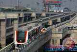 Sejumlah teknisi saat bersiap melakukan ujicoba jalan Skytrain di Terminal 3 Bandara Soekarno Hatta, Tangerang, Banten. Kereta layang yang nantinya mampu mengangkut penumpang sebanyak 350 orang dalam lima menit itu akan mulai beroperasi secara resmi pada 17 September 2017, yang akan melayani pengguna jasa Bandara Soetta dari terminal ke terminal. (ANTARA FOTO/Muhammad Iqbal).