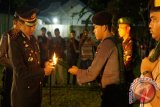 Kapolres Balangan, AKBP Moh Zamroni, sat menyalakan obor kepada perwakilan peserta apel taptu, dari unsur TNI, Polri, Pelajar, di Lapangan Marthasura, Kecamatan Paringin, Rabu (16/8) malam.

Dihadiri Pasangan Bupati Balangan, H Ansharuddin dan H Syaifullah beserta jajaran, serta peserta dari unsur Polri, TNI, Organisasi masyarakat, PNS, Karyawan, Pelajar, Pramuka, dan grup marching band. Foto: (Antaranews Kalsel/Roly Supriadi).