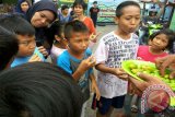 Sejumlah bocah berlomba makan belimbing wuluh dalam rangka memeriahkan HUT ke-72 Kemerdekaan Republik Indonesa 17 Agustusan 2017 di jalan Sulawesi, Banjarmasin Kalimantan Selatan, Kamis(17/8). Dalam lomba tersebut siapa yang tahan makan paling banyak akan mendapat hadiah yang telah ditentukan.(Fariza/Hafizh/Rizal)