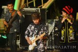 Ribuan penonton menyaksikan penampilan salah satu musisi jazz dalam Jazz Gunung 2017 di Jiwa Jawa Resort Probolinggo, Jawa Timur, Jumat (18/8). Pergelaran musik jazz tahunan yang diadakan di kawasan Gunung Bromo tersebut menampilkan puluhan musisi jazz dari dalam dan luar negeri selama dua hari. Antara Jatim/Umarul Faruq/zk/17