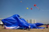 Peserta berusaha menerbangkan layang-layang berbentuk Ikan Hiu saat Festival Layang-Layang Internasional Surabaya (Surabaya International Kite Festival) di Surabaya, Jawa Timur, Sabtu (19/8). Festival itu diikuti sekitar 94 peserta dari dalam negeri maupun luar negeri dengan mengikutkan layang-layang berbagai bentuk, ukuran, motif dan warna. Antara Jatim/Didik Suhartono/zk/17