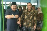 Gubernur Jatim, Soekarwo (kiri) berbincang dengan Direktur UNICEF untuk Area Jawa, Arie Rukmantara (kanan) saat menghadiri pemberian vaksin Measles Rubella (MR) atau vaksin campak dan rubella pada siswa di SMPN 1 Torjun, Sampang, Jawa Timur, Sabtu (19/8). Pemberian vaksin terhadap anak usia 9 bulan hingga 15 tahun di daerah itu mencapai 64 persen pada hari ke-19 dari total anak sebanyak 257 ribu lebih atau 27 persen dari keselurahan penduduk Kabupaten Sampang dan ditargetkan rampung dalam 32 hari.  Antara Jatim/Saiful Bahri/zk/17