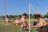 Sejumlah anggota Pramuka Siaga menyelesaikan pembuatan tiang bendera menggunakan tongkat dan tali saat mengikuti lomba pioneering di Lapangan Gulun, Kota Madiun Jawa Timur, Sabtu (19/8). Lomba yang diikuti ratusan anggota pramuka berumur tujuh hingga sepuluh tahun yang digelar Kartir Cabang Pramuka Kota Madiun guna menumbuhkembangkan kekompakan, kerjasama, kepercayaan dan kejujuran tersebut dalam rangka Peringatan HUT ke-72 Proklamasi Kemerdekaan RI dan Hari Pramuka. Antara Jatim/Siswowidodo/zk/17