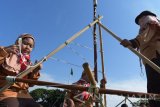 Sejumlah anggota Pramuka Siaga menyelesaikan pembuatan tiang bendera menggunakan tongkat dan tali saat mengikuti lomba pioneering di Lapangan Gulun, Kota Madiun Jawa Timur, Sabtu (19/8). Lomba yang diikuti ratusan anggota pramuka berumur tujuh hingga sepuluh tahun yang digelar Kartir Cabang Pramuka Kota Madiun guna menumbuhkembangkan kekompakan, kerjasama, kepercayaan dan kejujuran tersebut dalam rangka Peringatan HUT ke-72 Proklamasi Kemerdekaan RI dan Hari Pramuka. Antara Jatim/Siswowidodo/zk/17