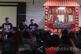 Sejumlah peserta menyaksikan pertunjukan Wayang Potehi dengan lakon Si Jin Kui saat acara Rembug Budaya dan Pergelaran Wayang Potehi di Universitas Surabaya (Ubaya), Surabaya, Jawa Timur, Sabtu (19/8). Kegiatan yang diikuti oleh 150 peserta tersebut merupakan upaya pelestarian dan pengembangan kreativitas Wayang Potehi agar lebih dikenal masyarakat. Antara Jatim/Moch Asim/zk/17