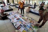 Pengunjung memilih buku pada pameran bertajuk 'Seribu Buku Untuk Indonesia' di Gedung Nasional Indonesia, Kota Kediri, Jawa Timur, Sabtu (19/8). Pameran buku murah yang menawarkan buku bacaan bermutu dari sejumlah penerbitan tersebut guna memeriahkan HUT ke-72 bangsa Indonesia. Antara Jatim/Prasetia Fauzani/zk/17