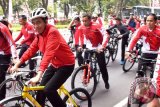 Presiden RI Joko Widodo (depan) saat bersepeda dari Istana Merdeka Jakarta untuk menyerahkan sertifikat hak atas tanah kepada sebanyak 7.486 bidang kepada masyarakat se-Jabodetabek dalam program strategis nasional, di Jakarta. (ANTARA FOTO/Setpres).