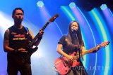 Vokalis Grup Band Cokelat Jacline Rossy (Kanan) dan Gitaris Ronny Febry Nugroho membawakan lagu saat berlangsung konser musik #GarudaBanget di Lapangan Alun-Alun Kantor Bupati Blitar, Jawa Timur, Sabtu (19/8) malam. Dalam konser musik yang digelar untuk memeriahkan peryaan HUT Kemerdekaan RI ke-72 tersebut, Band Cokelat yang diawaki oleh Edwin Marshal pada Basis, Jacline Rossy pada Vokal, dan Ronny Febry Nugroho pada Gitar, membawakan sejumlah lagu andalannya seperti Bendera, Karma, dan singgle terbarunya berjudul Garuda.Antara Jatim/Irfan Anshori/zk/17