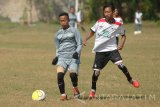 Pesepak bola Pondok Pesantren (PP) Aqidah Usymuni Asyraf Tahfi Al Faqih (kiri) berusaha melewati pesepak bola PP Mambaul Ulum Bata-Bata, Abdus Salam (kanan) dalam laga pembuka Liga Santri Nasional (LSN) Region Jatim IV Madura di Lapangan Sedangdang, Pamekasan, Jawa Timur, Minggu (20/8). Penyisihan LSN yang berlangsung hingga tanggal 28 Agustus itu diikuti 32 Pondok Pesantren Se-Madura. Antara Jatim/Saiful Bahri/zk/17 