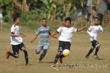 Pesepak bola Pondok Pesantren (PP) Mambaul Ulum Bata-Bata, Ach. Ubaidillah (kedua kanan) dibayang-bayangi pesepak bola PP. Aqidah Usymuni Aldi Zainali (kedua kiri) dalam laga pembuka Liga Santri Nasional (LSN) Region Jatim IV Madura di Lapangan Sedangdang, Pamekasan, Jawa Timur, Minggu (20/8). Penyisihan LSN yang berlangsung hingga tanggal 28 Agustus itu diikuti 32 Pondok Pesantren Se-Madura. Antara Jatim/Saiful Bahri/zk/17 