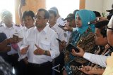 Menteri Perhubungan Budi Karya Sumadi (kiri), didampingi Bupati Jember Faida (kedua kiri) melakukan kunjungan kerja untuk meninjau Bandara Notohadinegoro, Ajung, Jember, Jawa Timur, Minggu (20/8). Kunjungan kerja tersebut merupakan tindak lanjut rencana Presiden Joko Widodo untuk meningkatkan kapasitas Bandara Notohadinegoro, yaitu menambah panjang landasan pacu atau runway.
Antara Jatim/Seno/zk/17. 