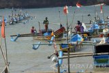 Nelayan lego jangkar kapal di Pelabuhan Rakyat Wawaran, Pacitan, Jawa Timur, Sabtu (19/8). Menurut data Badan Pusat Statistik, nilai tukar nelayan (NTN) di Jawa Timur hingga periode Juli 2017 mengalami kenaikan sebesar 1,58 persen, yaitu dari 121,31 pada Juni menjadi 123,23 pada akhir Juli 2017 dan diperkirakan akan terus naik pada periode Agustus seiring datangnya musim ikan. Perkembangan NTN Jatim hingga medio 2017 itu naik sebesar 6,24 persen dibanding kurun 2016. Antara Jatim/Destyan Sujarwoko/zk/17