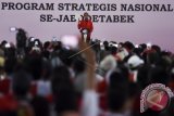 Presiden Joko Widodo menyampaikan pidatonya saat penyerahan sertifikat hak atas tanah se-Jabodetabek di Jakarta, Minggu (20/8). Pemerintah menyerahkan 7.486 sertifikat hak atas tanah kepada warga Jabodetabek (Jakarta, Bogor, Depok, Tangerang dan Bekasi) yang merupakan program stragesis nasional. ANTARA FOTO/Hafidz Mubarak A/wdy/2017.